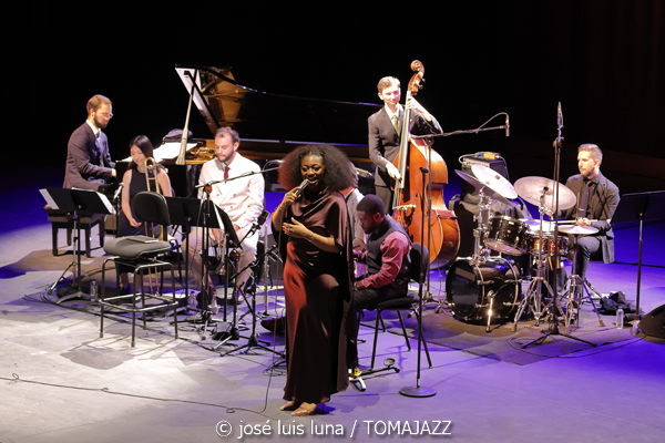Samara Joy & Her Septet (45 Aniversario del Festival de Jazz de Palma. Trui Teatre, Palma. 2026-07-25) Por Miquel Àngel Seguí y José Luis Luna Rocafort [Concierto de jazz] - Tomajazz - Samara Joy & Her Septet actuaron en el 45 Aniversario del Festival de Jazz de Palma, el 25 de julio de 2026. Miquel Àngel Seguí y José Luis Luna Rocafort repasan el concierto. Actuaron Samara Joy, Evan Sherman, Marty Jaffe, Conor Rohrer, Nanami Haruta, Jason Charos, David Mason, Kendrick McCallister