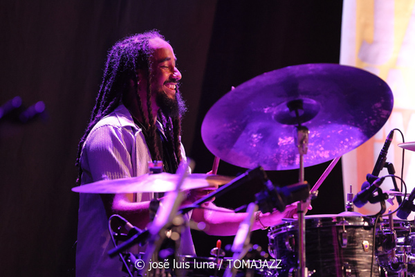 China Moses (32 Mallorca Jazz Sa Pobla 2026. Sa Pobla, Mallorca. 2026-08-04) Por Miquel Àngel Seguí y José Luis Luna Rocafort [Concierto de jazz] - Tomajazz - China Moses actuó en el 32 Mallorca Jazz Sa Pobla 2026 de Mallorca el 4 de agosto de 2026. Miquel Àngel Seguí y José Luis Luna Rocafort relatan/retratan el concierto. Actuaron China Moses, Joshua Eniraiyetan “Insxght”, Ebow Mensah “Lox”, Immanuel Simelane, Jérôme Cornelis