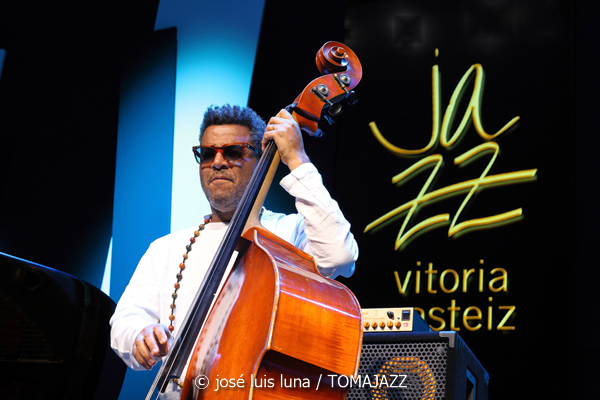 Amaro Freitas Trío (49 Festival de Jazz de Vitoria-Gasteiz 2026. 2026-07-13) Por José Luis Luna Rocafort [INSTANTZZ AKA Galería fotográfica AKA Fotoblog de jazz, impro… y algo más] - Tomajazz - Amaro Freitas Trío actuó en el 49 Festival de Jazz de Vitoria-Gasteiz 2026, el 13 de julio de 2026. José Luis Luna Rocafort lo retrata en INSTANTZZ. Actuaron Amaro Freitas, Sidiel Vieira, Rodrigo Digao Brez