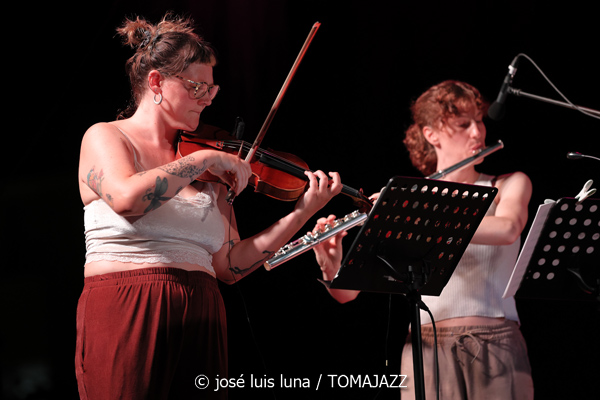Blau Salvatge (32 Mallorca Jazz Sa Pobla 2026. Sa Pobla, Mallorca. 2026-08-10) Por Miquel Àngel Seguí y José Luis Luna Rocafort [Concierto de jazz] - Tomajazz - Blau Salvatge actuó en el 32 Mallorca Jazz Sa Pobla 2026, en Mallorca, el 10 de agosto de 2026. Miquel Àngel Seguí y José Luis Luna Rocafort relatan el concierto. Actuaron Joan Pérez-Villegas, Zoë Gordon, Nancy Meier, Paula Haeni, Felix Grandjean, Pere Molines, Joan Garcias, Lluís Pérez-Villegas, Leyre Estruch