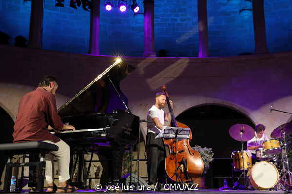 Pep Garau Septet (Jazz Palma Festival 2026. Castell de Bellver, Palma de Mallorca. 2026-08-13) Por Miquel Àngel Seguí y José Luis Luna Rocafort [Concierto de jazz] - Tomajazz - Pep Garau Septet actuó en el Jazz Palma Festival 2026. Miquel Àngel Seguí y José Luis Luna Rocafort repasan el concierto. Actuaron Pep Garau, Enrique Oliver, Jaume Riera, Marko Lohikari, Benji Habichuela, Josep Lluís Garcia, Marius Koopmann
