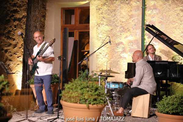 Jorge Pardo Quartet (Gran Hotel Son Net, Puigpunyent, Mallorca. 2026-07-04) [INSTANTZZ AKA Galería fotográfica AKA Fotoblog de jazz, impro… y algo más] - Tomajazz - Jorge Pardo Quartet actuó en Gran Hotel Son Net, en Puigpunyent, Mallorca, el 4 de julio de 2026. José Luis Luna Rocafort lo retrata en INSTANTZZ. Actuaron Jorge Pardo, Toni Cuenca, Josep Pou, Benji Habichuela