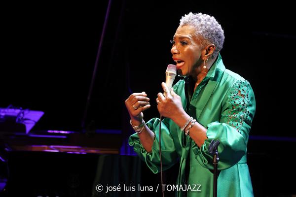 Carmen Lundy (61 Jazzaldia 2026. Teatro Victoria Eugenia. Donosti. 2026-07-22) Por José Luis Luna Rocafort [INSTANTZZ AKA Galería fotográfica AKA Fotoblog de jazz, impro… y algo más] - Tomajazz - Carmen Lundy actuó en el 61 Jazzaldia 2026. José Luis Luna Rocafort lo retrata en INSTANTZZ. Actuaron Carmen Lundy, Andrew Renfroe, Julius Rodríguez, Darryll Hall, Terreon Gulley