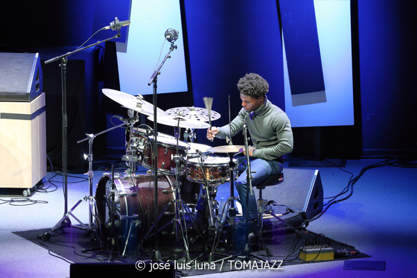 New Jazz Underground (49 Festival de Jazz de Vitoria-Gasteiz 2026. 2026-07-14) Por José Luis Luna Rocafort [INSTANTZZ AKA Galería fotográfica AKA Fotoblog de jazz, impro… y algo más] - Tomajazz - New Jazz Underground actuó en el 49 Festival de Jazz de Vitoria-Gasteiz 2026. José Luis Luna Rocafort lo retrata en INSTANTZZ. New Jazz Underground son Abdias Armenteros, Sebastian Ríos, TJ Reddick