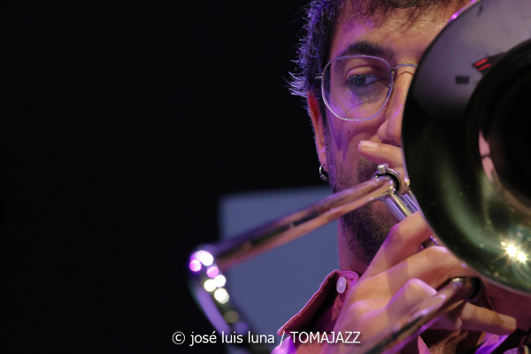 Iosu Izaguirre Sextet (49 Festival de Jazz de Vitoria-Gasteiz 2026. 2026-07-15) Por José Luis Luna Rocafort [INSTANTZZ AKA Galería fotográfica AKA Fotoblog de jazz, impro… y algo más] - Tomajazz - Iosu Izaguirre Sextet actuó en el 49 Festival de Jazz de Vitoria-Gasteiz 2026, el 15 de julio de 2026. José Luis Luna Rocafort lo retrata en INSTANTZZ. Iosu Izaguirre Sextet son Iosu Izaguirre, Pablo Ramos, Rubén Salvador, Asier Iturbe, Koldo Uriarte, Aitor Bravo, Virginia de la Casa