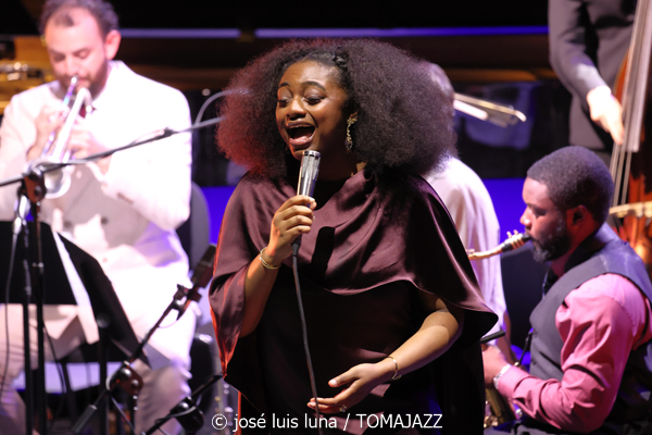 Samara Joy & Her Septet (45 Aniversario del Festival de Jazz de Palma. Trui Teatre, Palma. 2026-07-25) Por Miquel Àngel Seguí y José Luis Luna Rocafort [Concierto de jazz] - Tomajazz - Samara Joy & Her Septet actuaron en el 45 Aniversario del Festival de Jazz de Palma, el 25 de julio de 2026. Miquel Àngel Seguí y José Luis Luna Rocafort repasan el concierto. Actuaron Samara Joy, Evan Sherman, Marty Jaffe, Conor Rohrer, Nanami Haruta, Jason Charos, David Mason, Kendrick McCallister 