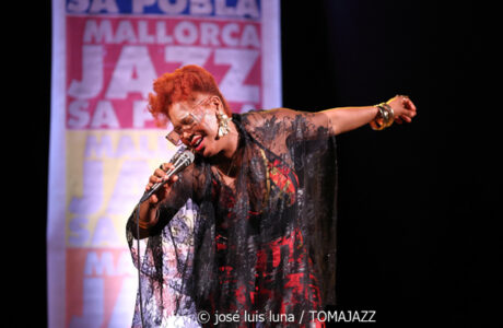 China Moses (32 Mallorca Jazz Sa Pobla 2026. Sa Pobla, Mallorca. 2026-08-04) Por Miquel Àngel Seguí y José Luis Luna Rocafort [Concierto de jazz] - Tomajazz - China Moses actuó en el 32 Mallorca Jazz Sa Pobla 2026 de Mallorca el 4 de agosto de 2026. Miquel Àngel Seguí y José Luis Luna Rocafort relatan/retratan el concierto. Actuaron China Moses, Joshua Eniraiyetan “Insxght”, Ebow Mensah “Lox”, Immanuel Simelane, Jérôme Cornelis