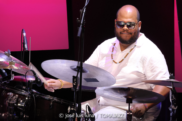 Amaro Freitas Trío (49 Festival de Jazz de Vitoria-Gasteiz 2026. 2026-07-13) Por José Luis Luna Rocafort [INSTANTZZ AKA Galería fotográfica AKA Fotoblog de jazz, impro… y algo más] - Tomajazz - Amaro Freitas Trío actuó en el 49 Festival de Jazz de Vitoria-Gasteiz 2026, el 13 de julio de 2026. José Luis Luna Rocafort lo retrata en INSTANTZZ. Actuaron Amaro Freitas, Sidiel Vieira, Rodrigo Digao Brez