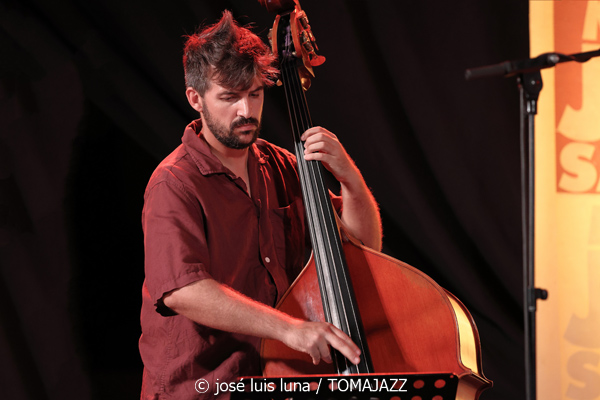 Blau Salvatge (32 Mallorca Jazz Sa Pobla 2026. Sa Pobla, Mallorca. 2026-08-10) Por Miquel Àngel Seguí y José Luis Luna Rocafort [Concierto de jazz] - Tomajazz - Blau Salvatge actuó en el 32 Mallorca Jazz Sa Pobla 2026, en Mallorca, el 10 de agosto de 2026. Miquel Àngel Seguí y José Luis Luna Rocafort relatan el concierto. Actuaron Joan Pérez-Villegas, Zoë Gordon, Nancy Meier, Paula Haeni, Felix Grandjean, Pere Molines, Joan Garcias, Lluís Pérez-Villegas, Leyre Estruch
