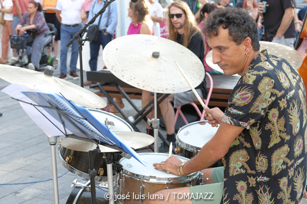 Rupanco (49 Festival de Jazz de Vitoria-Gasteiz 2026. 2026-07-08) Por José Luis Luna Rocafort [INSTANTZZ AKA Galería fotográfica AKA Fotoblog de jazz, impro… y algo más] - Tomajazz - Rupanco actuó en el 49 Festival de Jazz de Vitoria-Gasteiz 2026. José Luis Luna Rocafort lo retrata en INSTANTZZ. Rupanco son Agustín Chaves, Jon G. Labat, Jorge Sánchez, Aritza Castro, Aimar Palacios
