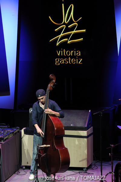 New Jazz Underground (49 Festival de Jazz de Vitoria-Gasteiz 2026. 2026-07-14) Por José Luis Luna Rocafort [INSTANTZZ AKA Galería fotográfica AKA Fotoblog de jazz, impro… y algo más] - Tomajazz - New Jazz Underground actuó en el 49 Festival de Jazz de Vitoria-Gasteiz 2026. José Luis Luna Rocafort lo retrata en INSTANTZZ. New Jazz Underground son Abdias Armenteros, Sebastian Ríos, TJ Reddick