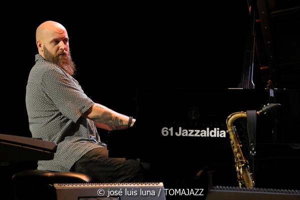 Javi Ruibal Cuarteto (XXII JazzEñe 2026. Teatro Victoria Eugenia, Donostia - San Sebastián. 2026-07-22) Por José Luis Luna Rocafort [INSTANTZZ AKA Galería fotográfica AKA Fotoblog de jazz, impro… y algo más] - Tomajazz - Javi Ruibal Cuarteto actuó en el XXII JazzEñe 2026. José Luis Luna Rocafort lo retrata en INSTANTZZ. Javi Ruibal Cuarteto son Javi Ruibal, Diego Villegas, Oscar Álvarez, Alejandro Marcos