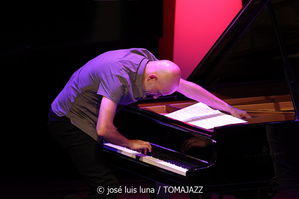 Iosu Izaguirre Sextet (49 Festival de Jazz de Vitoria-Gasteiz 2026. 2026-07-15) Por José Luis Luna Rocafort [INSTANTZZ AKA Galería fotográfica AKA Fotoblog de jazz, impro… y algo más] - Tomajazz - Iosu Izaguirre Sextet actuó en el 49 Festival de Jazz de Vitoria-Gasteiz 2026, el 15 de julio de 2026. José Luis Luna Rocafort lo retrata en INSTANTZZ. Iosu Izaguirre Sextet son Iosu Izaguirre, Pablo Ramos, Rubén Salvador, Asier Iturbe, Koldo Uriarte, Aitor Bravo, Virginia de la Casa