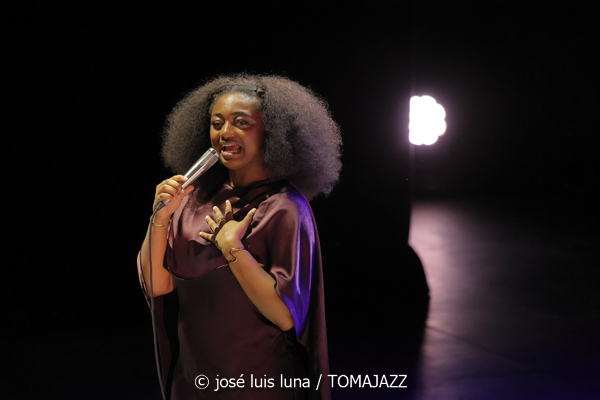 Samara Joy & Her Septet (45 Aniversario del Festival de Jazz de Palma. Trui Teatre, Palma. 2026-07-25) Por Miquel Àngel Seguí y José Luis Luna Rocafort [Concierto de jazz] - Tomajazz - Samara Joy & Her Septet actuaron en el 45 Aniversario del Festival de Jazz de Palma, el 25 de julio de 2026. Miquel Àngel Seguí y José Luis Luna Rocafort repasan el concierto. Actuaron Samara Joy, Evan Sherman, Marty Jaffe, Conor Rohrer, Nanami Haruta, Jason Charos, David Mason, Kendrick McCallister 