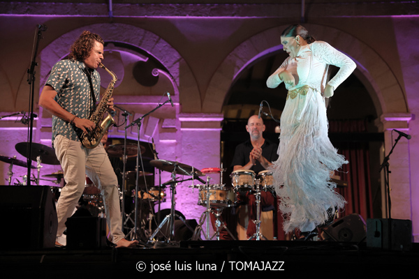 Erik Truffaz & Antonio Lizana. New Sketches of Spain (32 Mallorca Jazz Sa Pobla 2026. Sa Pobla, Mallorca. 2026-07-28) Por Miquel Àngel Seguí y José Luis Luna Rocafort [Concierto de jazz] - Tomajazz - Erik Truffaz & Antonio Lizana con su proyecto New Sketches of Spain actuaron en la inauguración del 32 Mallorca Jazz Sa Pobla 2026. Miquel Àngel Seguí y José Luis Luna Rocafort dan cuenta de la cita. Intervinieron Erik Truffaz, Antonio Lizana, Renaud Gabriel Pion, Sara Sánchez, Pau Figueres, Arin Keshishi, Manuel de la Torre, Vincent Thomas 