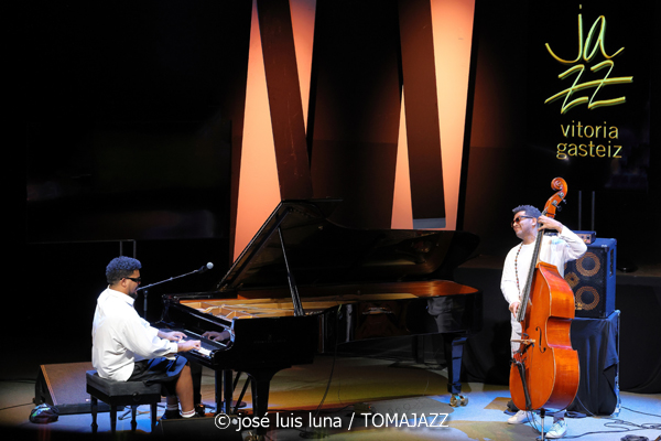 Amaro Freitas Trío (49 Festival de Jazz de Vitoria-Gasteiz 2026. 2026-07-13) Por José Luis Luna Rocafort [INSTANTZZ AKA Galería fotográfica AKA Fotoblog de jazz, impro… y algo más] - Tomajazz - Amaro Freitas Trío actuó en el 49 Festival de Jazz de Vitoria-Gasteiz 2026, el 13 de julio de 2026. José Luis Luna Rocafort lo retrata en INSTANTZZ. Actuaron Amaro Freitas, Sidiel Vieira, Rodrigo Digao Brez