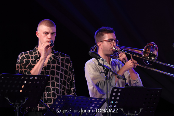 Blau Salvatge (32 Mallorca Jazz Sa Pobla 2026. Sa Pobla, Mallorca. 2026-08-10) Por Miquel Àngel Seguí y José Luis Luna Rocafort [Concierto de jazz] - Tomajazz - Blau Salvatge actuó en el 32 Mallorca Jazz Sa Pobla 2026, en Mallorca, el 10 de agosto de 2026. Miquel Àngel Seguí y José Luis Luna Rocafort relatan el concierto. Actuaron Joan Pérez-Villegas, Zoë Gordon, Nancy Meier, Paula Haeni, Felix Grandjean, Pere Molines, Joan Garcias, Lluís Pérez-Villegas, Leyre Estruch