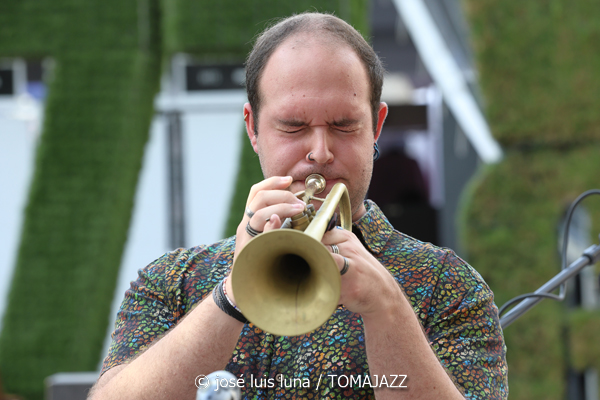 Rupanco (49 Festival de Jazz de Vitoria-Gasteiz 2026. 2026-07-08) Por José Luis Luna Rocafort [INSTANTZZ AKA Galería fotográfica AKA Fotoblog de jazz, impro… y algo más] - Tomajazz - Rupanco actuó en el 49 Festival de Jazz de Vitoria-Gasteiz 2026. José Luis Luna Rocafort lo retrata en INSTANTZZ. Rupanco son Agustín Chaves, Jon G. Labat, Jorge Sánchez, Aritza Castro, Aimar Palacios