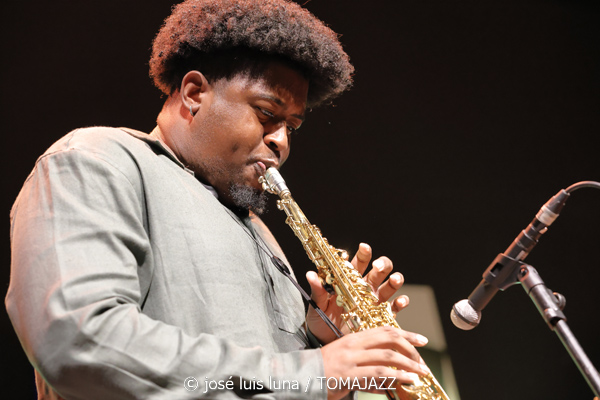 New Jazz Underground (49 Festival de Jazz de Vitoria-Gasteiz 2026. 2026-07-14) Por José Luis Luna Rocafort [INSTANTZZ AKA Galería fotográfica AKA Fotoblog de jazz, impro… y algo más] - Tomajazz - New Jazz Underground actuó en el 49 Festival de Jazz de Vitoria-Gasteiz 2026. José Luis Luna Rocafort lo retrata en INSTANTZZ. New Jazz Underground son Abdias Armenteros, Sebastian Ríos, TJ Reddick