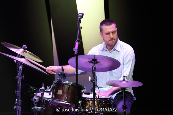 Iosu Izaguirre Sextet (49 Festival de Jazz de Vitoria-Gasteiz 2026. 2026-07-15) Por José Luis Luna Rocafort [INSTANTZZ AKA Galería fotográfica AKA Fotoblog de jazz, impro… y algo más] - Tomajazz - Iosu Izaguirre Sextet actuó en el 49 Festival de Jazz de Vitoria-Gasteiz 2026, el 15 de julio de 2026. José Luis Luna Rocafort lo retrata en INSTANTZZ. Iosu Izaguirre Sextet son Iosu Izaguirre, Pablo Ramos, Rubén Salvador, Asier Iturbe, Koldo Uriarte, Aitor Bravo, Virginia de la Casa