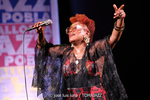 China Moses (32 Mallorca Jazz Sa Pobla 2026. Sa Pobla, Mallorca. 2026-08-04) Por Miquel Àngel Seguí y José Luis Luna Rocafort [Concierto de jazz] - Tomajazz - China Moses actuó en el 32 Mallorca Jazz Sa Pobla 2026 de Mallorca el 4 de agosto de 2026. Miquel Àngel Seguí y José Luis Luna Rocafort relatan/retratan el concierto. Actuaron China Moses, Joshua Eniraiyetan “Insxght”, Ebow Mensah “Lox”, Immanuel Simelane, Jérôme Cornelis
