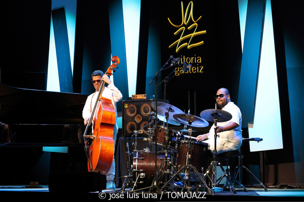 Amaro Freitas Trío (49 Festival de Jazz de Vitoria-Gasteiz 2026. 2026-07-13) Por José Luis Luna Rocafort [INSTANTZZ AKA Galería fotográfica AKA Fotoblog de jazz, impro… y algo más] - Tomajazz - Amaro Freitas Trío actuó en el 49 Festival de Jazz de Vitoria-Gasteiz 2026, el 13 de julio de 2026. José Luis Luna Rocafort lo retrata en INSTANTZZ. Actuaron Amaro Freitas, Sidiel Vieira, Rodrigo Digao Brez