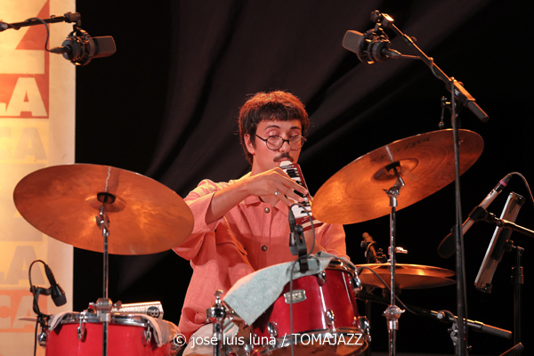 Blau Salvatge (32 Mallorca Jazz Sa Pobla 2026. Sa Pobla, Mallorca. 2026-08-10) Por Miquel Àngel Seguí y José Luis Luna Rocafort [Concierto de jazz] - Tomajazz - Blau Salvatge actuó en el 32 Mallorca Jazz Sa Pobla 2026, en Mallorca, el 10 de agosto de 2026. Miquel Àngel Seguí y José Luis Luna Rocafort relatan el concierto. Actuaron Joan Pérez-Villegas, Zoë Gordon, Nancy Meier, Paula Haeni, Felix Grandjean, Pere Molines, Joan Garcias, Lluís Pérez-Villegas, Leyre Estruch