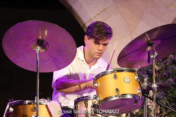 Pep Garau Septet (Jazz Palma Festival 2026. Castell de Bellver, Palma de Mallorca. 2026-08-13) Por Miquel Àngel Seguí y José Luis Luna Rocafort [Concierto de jazz] - Tomajazz - Pep Garau Septet actuó en el Jazz Palma Festival 2026. Miquel Àngel Seguí y José Luis Luna Rocafort repasan el concierto. Actuaron Pep Garau, Enrique Oliver, Jaume Riera, Marko Lohikari, Benji Habichuela, Josep Lluís Garcia, Marius Koopmann
