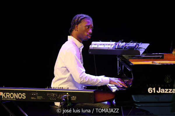 Carmen Lundy (61 Jazzaldia 2026. Teatro Victoria Eugenia. Donosti. 2026-07-22) Por José Luis Luna Rocafort [INSTANTZZ AKA Galería fotográfica AKA Fotoblog de jazz, impro… y algo más] - Tomajazz - Carmen Lundy actuó en el 61 Jazzaldia 2026. José Luis Luna Rocafort lo retrata en INSTANTZZ. Actuaron Carmen Lundy, Andrew Renfroe, Julius Rodríguez, Darryll Hall, Terreon Gulley
