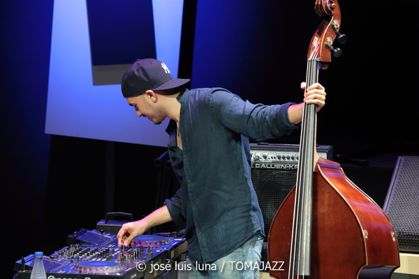 New Jazz Underground (49 Festival de Jazz de Vitoria-Gasteiz 2026. 2026-07-14) Por José Luis Luna Rocafort [INSTANTZZ AKA Galería fotográfica AKA Fotoblog de jazz, impro… y algo más] - Tomajazz - New Jazz Underground actuó en el 49 Festival de Jazz de Vitoria-Gasteiz 2026. José Luis Luna Rocafort lo retrata en INSTANTZZ. New Jazz Underground son Abdias Armenteros, Sebastian Ríos, TJ Reddick