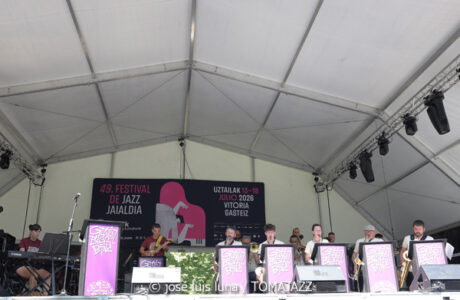 Gasteiz Big Band (49 Festival de Jazz de Vitoria-Gasteiz 2026. 2026-07-11) Por José Luis Luna Rocafort [INSTANTZZ AKA Galería fotográfica AKA Fotoblog de jazz, impro… y algo más] - Tomajazz - Gasteiz Big Band actuó en el 49 Festival de Jazz de Vitoria-Gasteiz 2026. José Luis Luna Rocafort lo retrata en INSTANTZZ