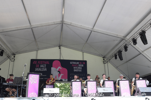 Gasteiz Big Band (49 Festival de Jazz de Vitoria-Gasteiz 2026. 2026-07-11) Por José Luis Luna Rocafort [INSTANTZZ AKA Galería fotográfica AKA Fotoblog de jazz, impro… y algo más] - Tomajazz - Gasteiz Big Band actuó en el 49 Festival de Jazz de Vitoria-Gasteiz 2026. José Luis Luna Rocafort lo retrata en INSTANTZZ