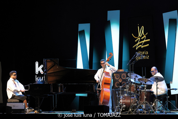 Amaro Freitas Trío (49 Festival de Jazz de Vitoria-Gasteiz 2026. 2026-07-13) Por José Luis Luna Rocafort [INSTANTZZ AKA Galería fotográfica AKA Fotoblog de jazz, impro… y algo más] - Tomajazz - Amaro Freitas Trío actuó en el 49 Festival de Jazz de Vitoria-Gasteiz 2026, el 13 de julio de 2026. José Luis Luna Rocafort lo retrata en INSTANTZZ. Actuaron Amaro Freitas, Sidiel Vieira, Rodrigo Digao Brez