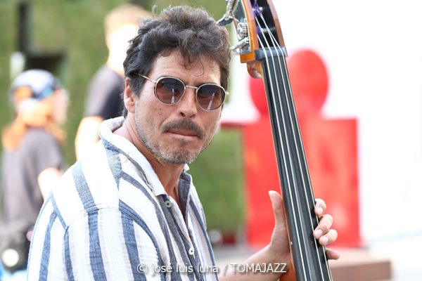 Rupanco (49 Festival de Jazz de Vitoria-Gasteiz 2026. 2026-07-08) Por José Luis Luna Rocafort [INSTANTZZ AKA Galería fotográfica AKA Fotoblog de jazz, impro… y algo más] - Tomajazz - Rupanco actuó en el 49 Festival de Jazz de Vitoria-Gasteiz 2026. José Luis Luna Rocafort lo retrata en INSTANTZZ. Rupanco son Agustín Chaves, Jon G. Labat, Jorge Sánchez, Aritza Castro, Aimar Palacios