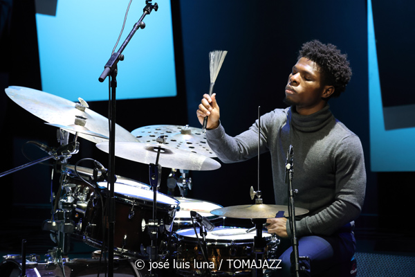 New Jazz Underground (49 Festival de Jazz de Vitoria-Gasteiz 2026. 2026-07-14) Por José Luis Luna Rocafort [INSTANTZZ AKA Galería fotográfica AKA Fotoblog de jazz, impro… y algo más] - Tomajazz - New Jazz Underground actuó en el 49 Festival de Jazz de Vitoria-Gasteiz 2026. José Luis Luna Rocafort lo retrata en INSTANTZZ. New Jazz Underground son Abdias Armenteros, Sebastian Ríos, TJ Reddick