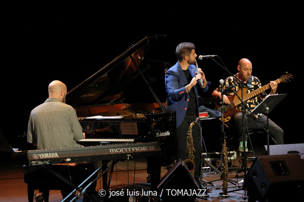 Javi Ruibal Cuarteto (XXII JazzEñe 2026. Teatro Victoria Eugenia, Donostia - San Sebastián. 2026-07-22) Por José Luis Luna Rocafort [INSTANTZZ AKA Galería fotográfica AKA Fotoblog de jazz, impro… y algo más] - Tomajazz - Javi Ruibal Cuarteto actuó en el XXII JazzEñe 2026. José Luis Luna Rocafort lo retrata en INSTANTZZ. Javi Ruibal Cuarteto son Javi Ruibal, Diego Villegas, Oscar Álvarez, Alejandro Marcos