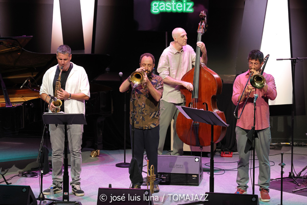 Iosu Izaguirre Sextet (49 Festival de Jazz de Vitoria-Gasteiz 2026. 2026-07-15) Por José Luis Luna Rocafort [INSTANTZZ AKA Galería fotográfica AKA Fotoblog de jazz, impro… y algo más] - Tomajazz - Iosu Izaguirre Sextet actuó en el 49 Festival de Jazz de Vitoria-Gasteiz 2026, el 15 de julio de 2026. José Luis Luna Rocafort lo retrata en INSTANTZZ. Iosu Izaguirre Sextet son Iosu Izaguirre, Pablo Ramos, Rubén Salvador, Asier Iturbe, Koldo Uriarte, Aitor Bravo, Virginia de la Casa
