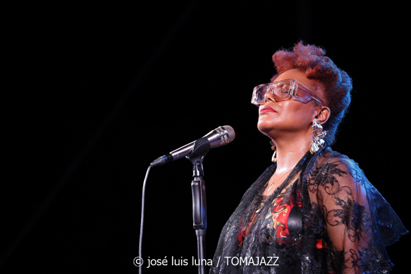 China Moses (32 Mallorca Jazz Sa Pobla 2026. Sa Pobla, Mallorca. 2026-08-04) Por Miquel Àngel Seguí y José Luis Luna Rocafort [Concierto de jazz] - Tomajazz - China Moses actuó en el 32 Mallorca Jazz Sa Pobla 2026 de Mallorca el 4 de agosto de 2026. Miquel Àngel Seguí y José Luis Luna Rocafort relatan/retratan el concierto. Actuaron China Moses, Joshua Eniraiyetan “Insxght”, Ebow Mensah “Lox”, Immanuel Simelane, Jérôme Cornelis