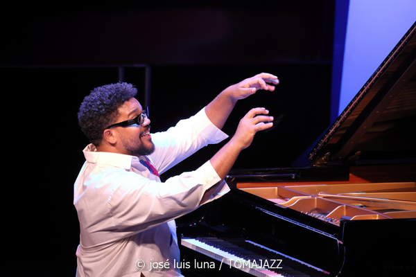 Amaro Freitas Trío (49 Festival de Jazz de Vitoria-Gasteiz 2026. 2026-07-13) Por José Luis Luna Rocafort [INSTANTZZ AKA Galería fotográfica AKA Fotoblog de jazz, impro… y algo más] - Tomajazz - Amaro Freitas Trío actuó en el 49 Festival de Jazz de Vitoria-Gasteiz 2026, el 13 de julio de 2026. José Luis Luna Rocafort lo retrata en INSTANTZZ. Actuaron Amaro Freitas, Sidiel Vieira, Rodrigo Digao Brez