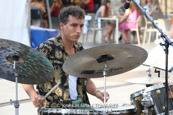 Rupanco (49 Festival de Jazz de Vitoria-Gasteiz 2026. 2026-07-08) Por José Luis Luna Rocafort [INSTANTZZ AKA Galería fotográfica AKA Fotoblog de jazz, impro… y algo más] - Tomajazz - Rupanco actuó en el 49 Festival de Jazz de Vitoria-Gasteiz 2026. José Luis Luna Rocafort lo retrata en INSTANTZZ. Rupanco son Agustín Chaves, Jon G. Labat, Jorge Sánchez, Aritza Castro, Aimar Palacios
