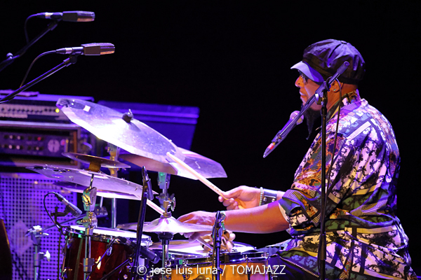 Carmen Lundy (61 Jazzaldia 2026. Teatro Victoria Eugenia. Donosti. 2026-07-22) Por José Luis Luna Rocafort [INSTANTZZ AKA Galería fotográfica AKA Fotoblog de jazz, impro… y algo más] - Tomajazz - Carmen Lundy actuó en el 61 Jazzaldia 2026. José Luis Luna Rocafort lo retrata en INSTANTZZ. Actuaron Carmen Lundy, Andrew Renfroe, Julius Rodríguez, Darryll Hall, Terreon Gulley