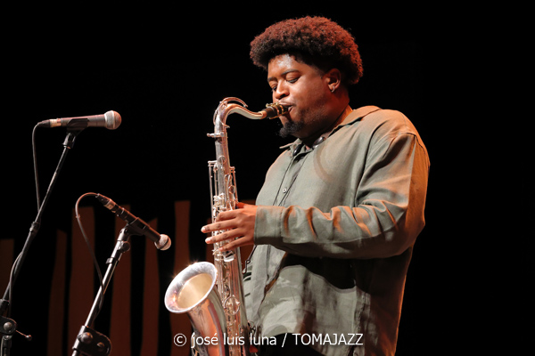 New Jazz Underground (49 Festival de Jazz de Vitoria-Gasteiz 2026. 2026-07-14) Por José Luis Luna Rocafort [INSTANTZZ AKA Galería fotográfica AKA Fotoblog de jazz, impro… y algo más] - Tomajazz - New Jazz Underground actuó en el 49 Festival de Jazz de Vitoria-Gasteiz 2026. José Luis Luna Rocafort lo retrata en INSTANTZZ. New Jazz Underground son Abdias Armenteros, Sebastian Ríos, TJ Reddick