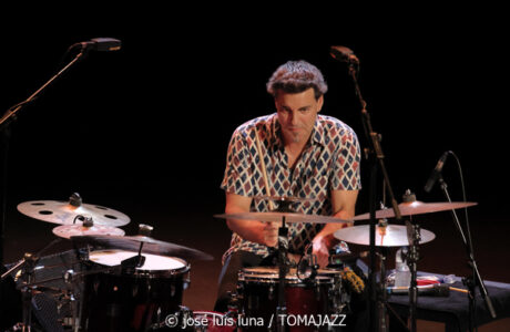 Javi Ruibal Cuarteto (XXII JazzEñe 2026. Teatro Victoria Eugenia, Donostia - San Sebastián. 2026-07-22) Por José Luis Luna Rocafort [INSTANTZZ AKA Galería fotográfica AKA Fotoblog de jazz, impro… y algo más] - Tomajazz - Javi Ruibal Cuarteto actuó en el XXII JazzEñe 2026. José Luis Luna Rocafort lo retrata en INSTANTZZ. Javi Ruibal Cuarteto son Javi Ruibal, Diego Villegas, Oscar Álvarez, Alejandro Marcos