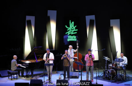 Iosu Izaguirre Sextet (49 Festival de Jazz de Vitoria-Gasteiz 2026. 2026-07-15) Por José Luis Luna Rocafort [INSTANTZZ AKA Galería fotográfica AKA Fotoblog de jazz, impro… y algo más] - Tomajazz - Iosu Izaguirre Sextet actuó en el 49 Festival de Jazz de Vitoria-Gasteiz 2026, el 15 de julio de 2026. José Luis Luna Rocafort lo retrata en INSTANTZZ. Iosu Izaguirre Sextet son Iosu Izaguirre, Pablo Ramos, Rubén Salvador, Asier Iturbe, Koldo Uriarte, Aitor Bravo, Virginia de la Casa