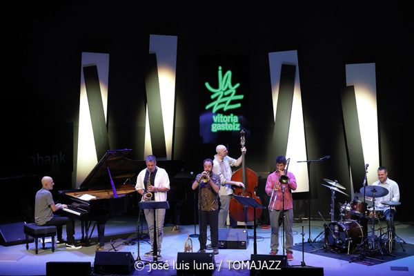 Iosu Izaguirre Sextet (49 Festival de Jazz de Vitoria-Gasteiz 2026. 2026-07-15) Por José Luis Luna Rocafort [INSTANTZZ AKA Galería fotográfica AKA Fotoblog de jazz, impro… y algo más] - Tomajazz - Iosu Izaguirre Sextet actuó en el 49 Festival de Jazz de Vitoria-Gasteiz 2026, el 15 de julio de 2026. José Luis Luna Rocafort lo retrata en INSTANTZZ. Iosu Izaguirre Sextet son Iosu Izaguirre, Pablo Ramos, Rubén Salvador, Asier Iturbe, Koldo Uriarte, Aitor Bravo, Virginia de la Casa