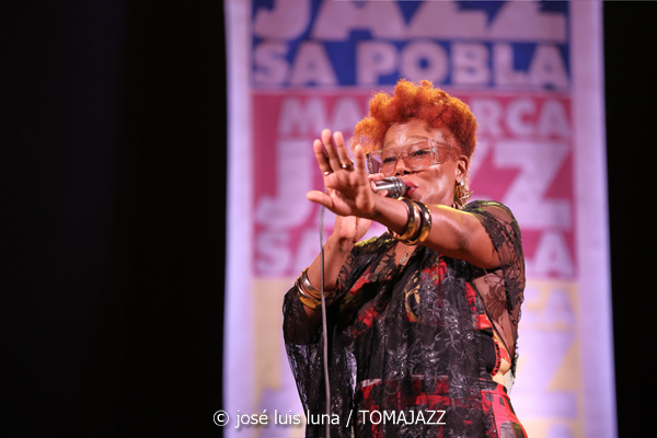 China Moses (32 Mallorca Jazz Sa Pobla 2026. Sa Pobla, Mallorca. 2026-08-04) Por Miquel Àngel Seguí y José Luis Luna Rocafort [Concierto de jazz] - Tomajazz - China Moses actuó en el 32 Mallorca Jazz Sa Pobla 2026 de Mallorca el 4 de agosto de 2026. Miquel Àngel Seguí y José Luis Luna Rocafort relatan/retratan el concierto. Actuaron China Moses, Joshua Eniraiyetan “Insxght”, Ebow Mensah “Lox”, Immanuel Simelane, Jérôme Cornelis