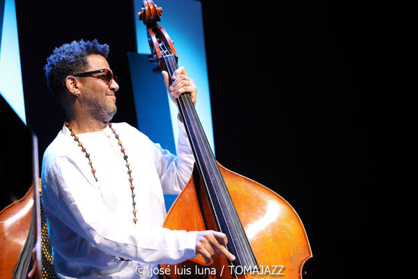 Amaro Freitas Trío (49 Festival de Jazz de Vitoria-Gasteiz 2026. 2026-07-13) Por José Luis Luna Rocafort [INSTANTZZ AKA Galería fotográfica AKA Fotoblog de jazz, impro… y algo más] - Tomajazz - Amaro Freitas Trío actuó en el 49 Festival de Jazz de Vitoria-Gasteiz 2026, el 13 de julio de 2026. José Luis Luna Rocafort lo retrata en INSTANTZZ. Actuaron Amaro Freitas, Sidiel Vieira, Rodrigo Digao Brez