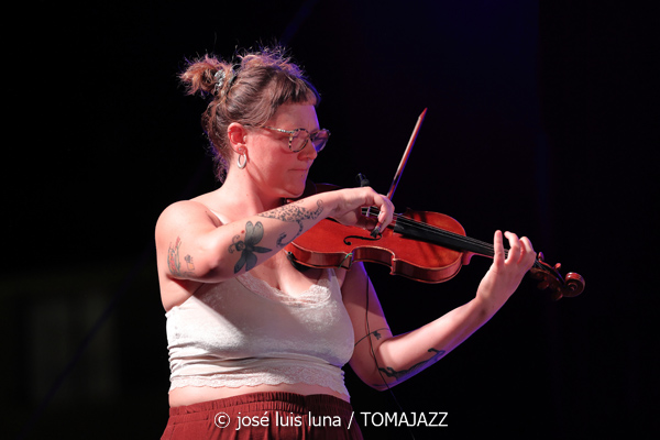 Blau Salvatge (32 Mallorca Jazz Sa Pobla 2026. Sa Pobla, Mallorca. 2026-08-10) Por Miquel Àngel Seguí y José Luis Luna Rocafort [Concierto de jazz] - Tomajazz - Blau Salvatge actuó en el 32 Mallorca Jazz Sa Pobla 2026, en Mallorca, el 10 de agosto de 2026. Miquel Àngel Seguí y José Luis Luna Rocafort relatan el concierto. Actuaron Joan Pérez-Villegas, Zoë Gordon, Nancy Meier, Paula Haeni, Felix Grandjean, Pere Molines, Joan Garcias, Lluís Pérez-Villegas, Leyre Estruch