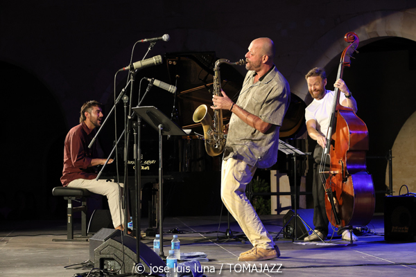 Pep Garau Septet (Jazz Palma Festival 2026. Castell de Bellver, Palma de Mallorca. 2026-08-13) Por Miquel Àngel Seguí y José Luis Luna Rocafort [Concierto de jazz] - Tomajazz - Pep Garau Septet actuó en el Jazz Palma Festival 2026. Miquel Àngel Seguí y José Luis Luna Rocafort repasan el concierto. Actuaron Pep Garau, Enrique Oliver, Jaume Riera, Marko Lohikari, Benji Habichuela, Josep Lluís Garcia, Marius Koopmann
