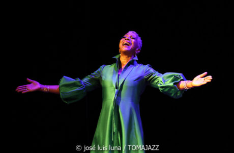 Carmen Lundy (61 Jazzaldia 2026. Teatro Victoria Eugenia. Donosti. 2026-07-22) Por José Luis Luna Rocafort [INSTANTZZ AKA Galería fotográfica AKA Fotoblog de jazz, impro… y algo más] - Tomajazz - Carmen Lundy actuó en el 61 Jazzaldia 2026. José Luis Luna Rocafort lo retrata en INSTANTZZ. Actuaron Carmen Lundy, Andrew Renfroe, Julius Rodríguez, Darryll Hall, Terreon Gulley